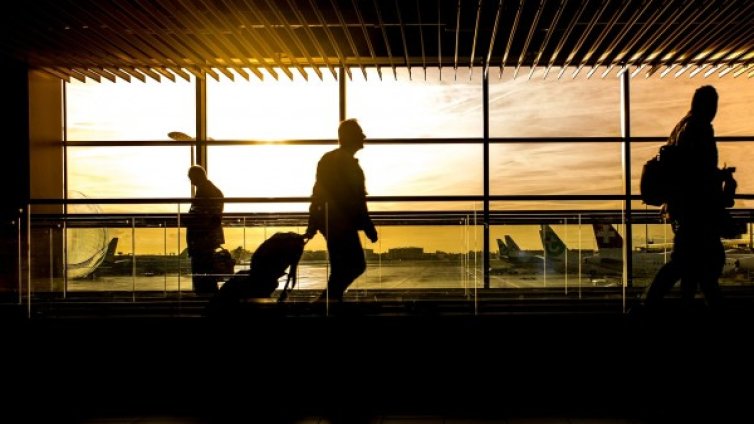 Българин от самолета до Париж за драмите, проверките и властите