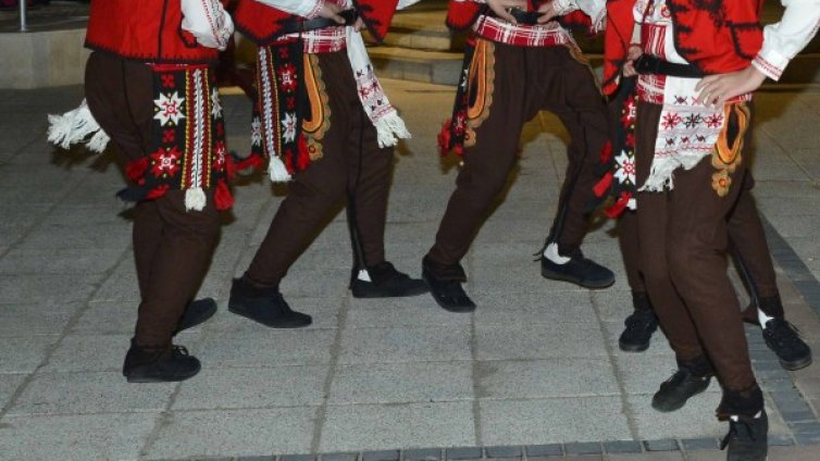 Танцови и творчески трупи искат да се върнат в залата
