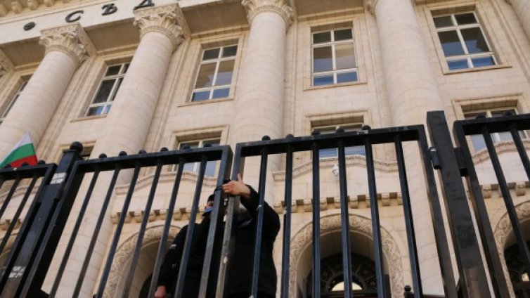 За клипа в Съдебната палата ВКС знаели, имало служител там