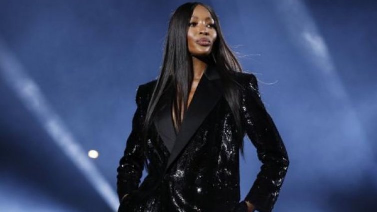 Наоми Кембъл се засне сама у дома