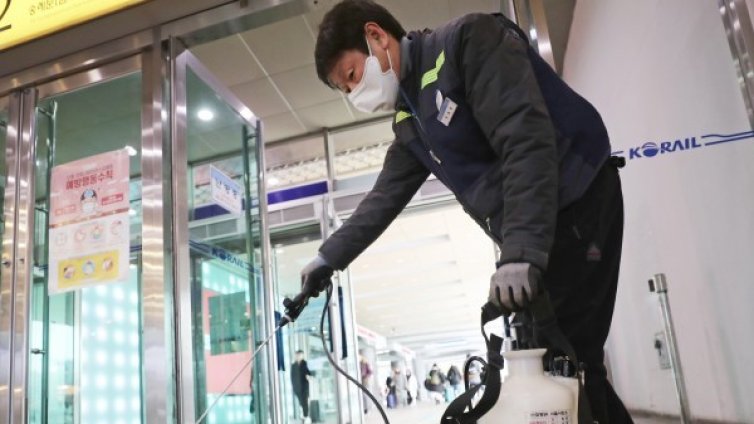 Фабриките в Китай пак работят, въздухът - опасно мръсен 