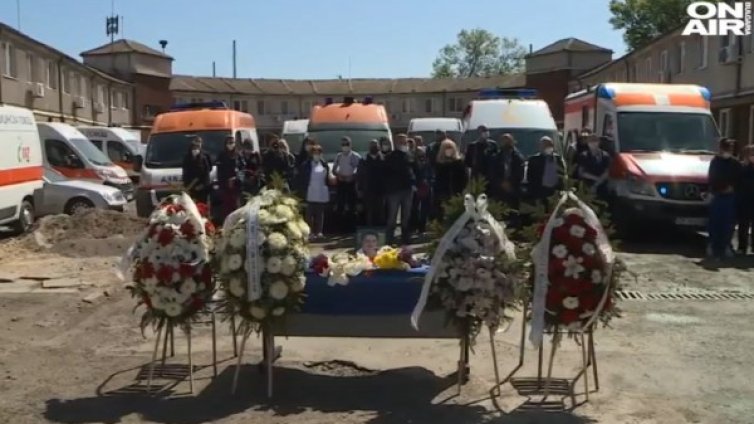 С аплодисменти и сирени: Медици се простиха с д-р Нели Пандова