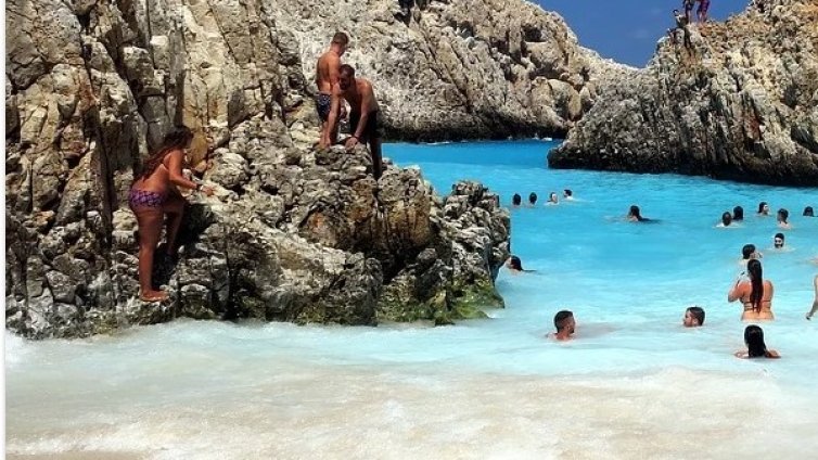 Гърци напълниха плажовете след 52 дни карантина