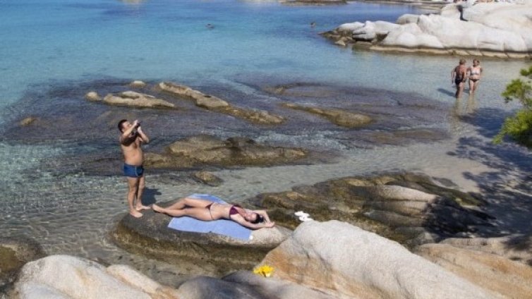 На море в Гърция чак от 1 юли, 3 метра разстояние между чадърите на плажа 