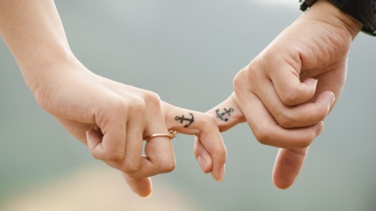 Топ 3 зодии, които си правят еднакви татуировки с гаджето