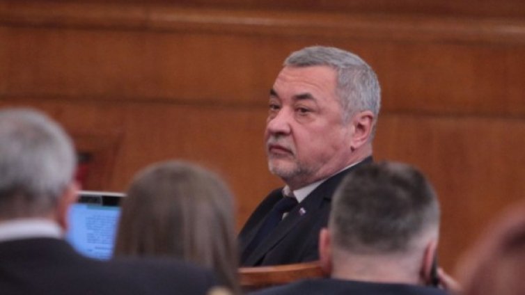 Полицаи, медици, фармацевти на море с ваучери от хазната 