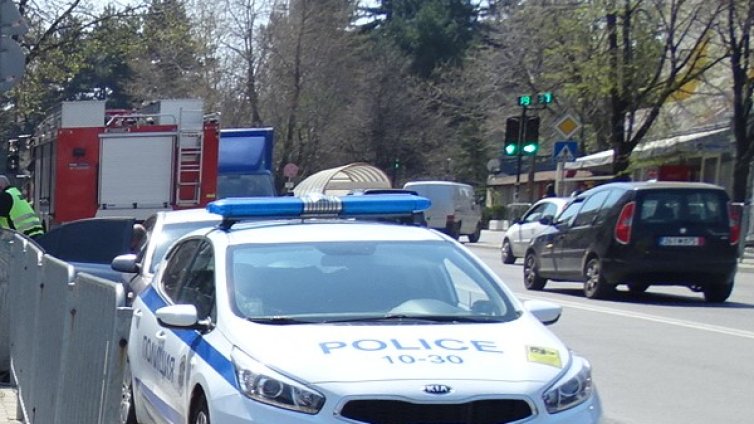 Двама биха охранител, не пуснал единия без маска в магазин