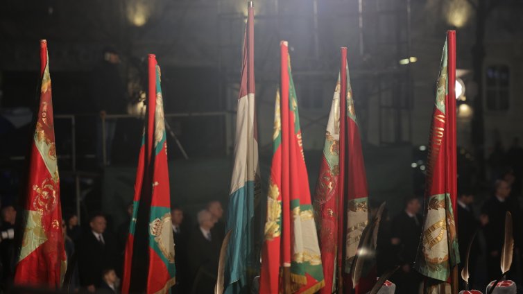 В кадър: Илияна Йотова прие почетния строй на Българската армия