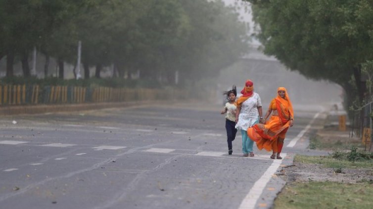 Мащабна евакуация на 2 милиона души в Индия и Бангладеш 