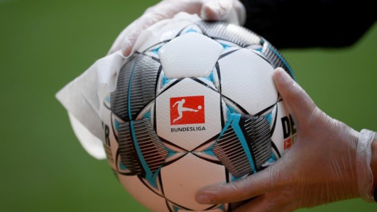 С черна лента излизат на терена футболистите в Германия 