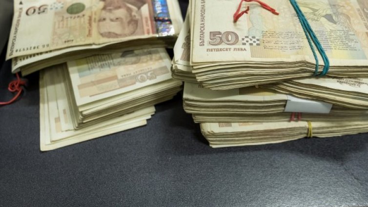 Мъж открадна 3800 лв., за 48 часа похарчил 1500 от тях