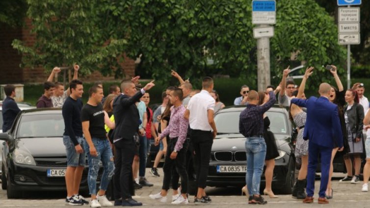 Засилен трафик и полицейски акции днес, ще се следят и абитуриентите