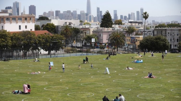 Близо 100 хиляди души загинаха от коронавирус в САЩ