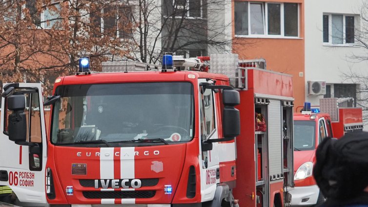 Три екипа на пожарната гасят пожар в блок в "Стрелбище"