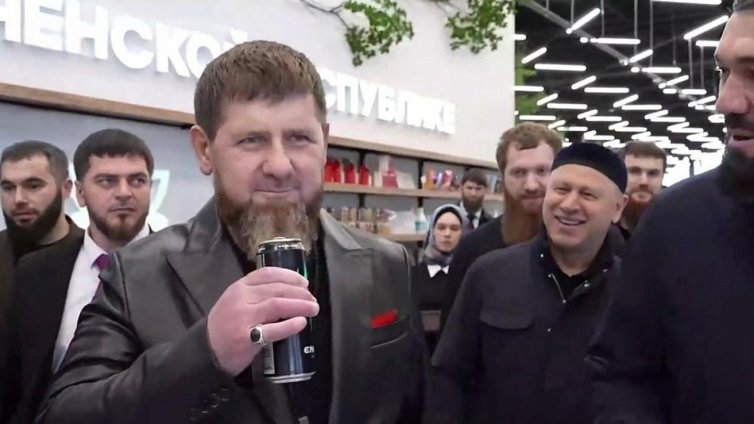 Диктаторът, който забрани енергийните напитки, но изненадващо... ги рекламира ВИДЕО
