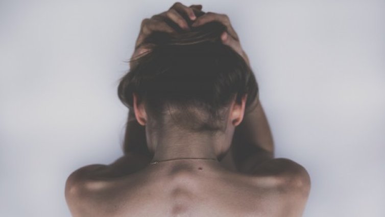 Мъж преби и изнасили 16-годишно момиче, "държал" я с видео 