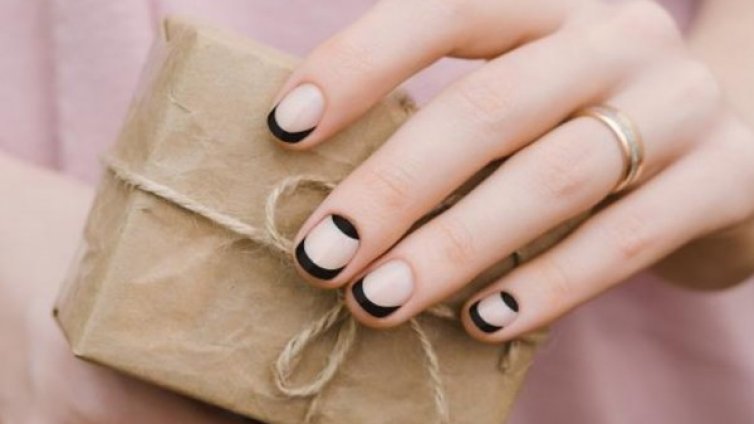 Минималистичен маникюр, лесен в домашни условия