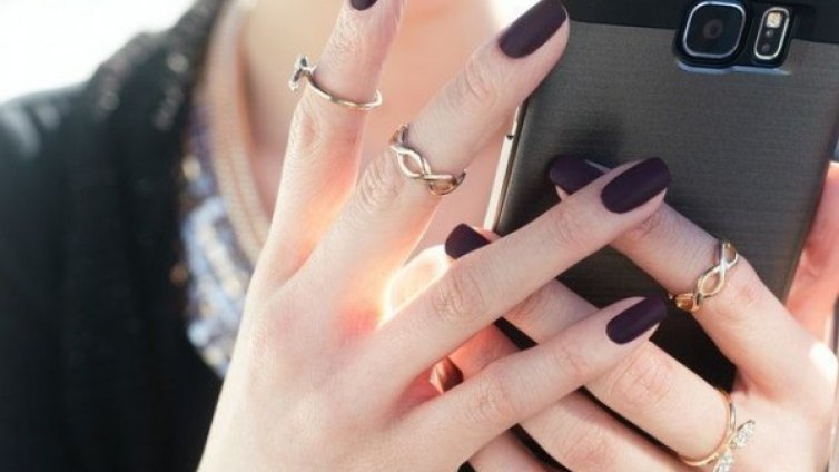 Златни бижута, които са подходящи за офис облекло