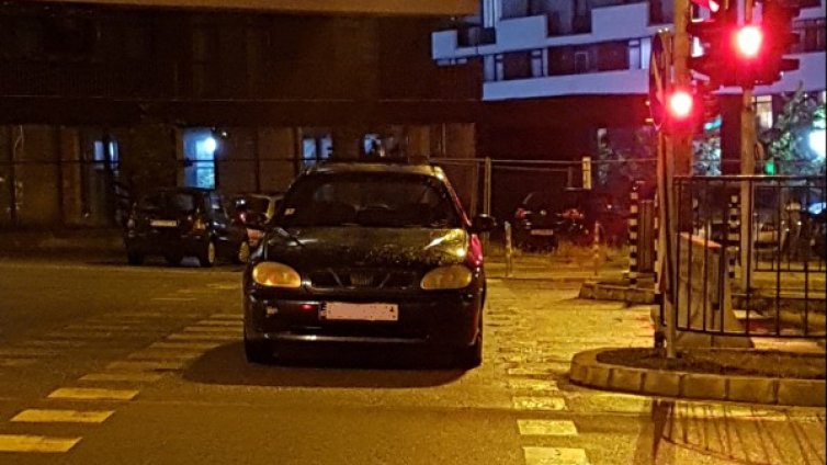 Да паркираш на пешеходна пътека... под светофар - в столичния кв. "Дружба"
