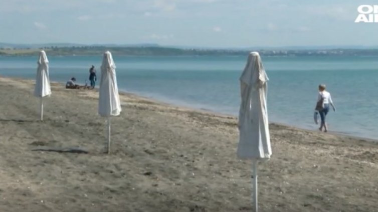 Сянката на плажа в Бургас ще е безплатна, чадърите - на 6 м разстояние