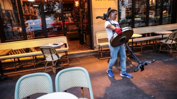 Франция отваря ресторанти и кафенета, в Париж само навън