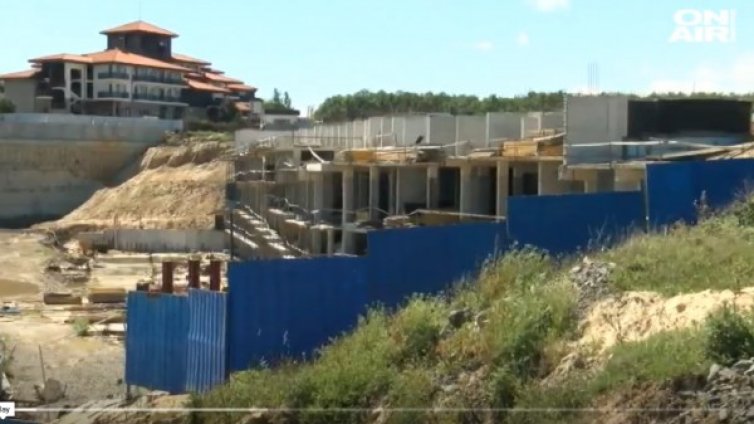 Нямало нарушение на плаж Алепу, строежът - брегоукрепителен