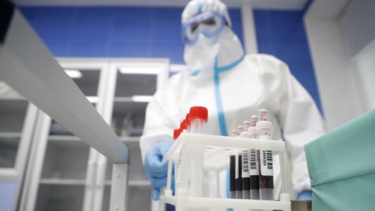 Директорът на МИ-6 е убеден, че коронавирусът е създаден от човек