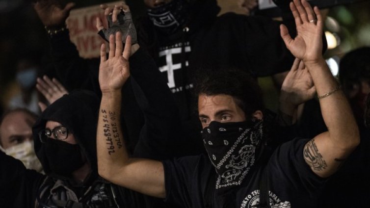 Гранати, гумени куршуми, газ &ndash; колко опасни са оръжията на полицията в САЩ?