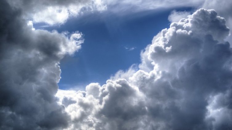 И днес времето ще бъде "слънце грее, дъжд вали"