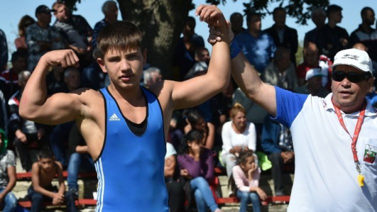 Млад герой: Борец на 16 г. спасил от удавяне момчето в Бургас