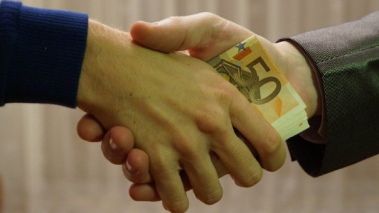 Хванаха главна инспекторка от БАБХ, взела подкуп от търговци 