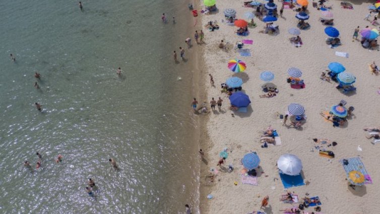 С рецепции на открито, без възглавници &ndash; как Гърция посреща туристите?