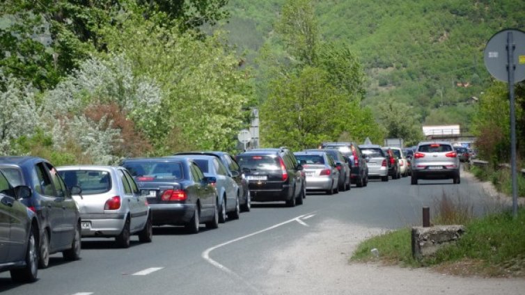 За 55 евро – двама мъже пребиха свой спътник в кола