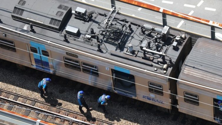 Влак и автобус се удариха край Прага, десет души са ранени