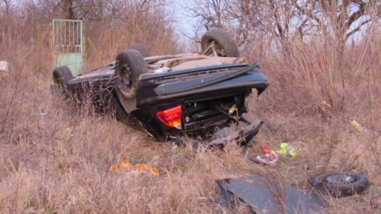 Шофьор се преобърна на остър завой, с опасност за живота е 