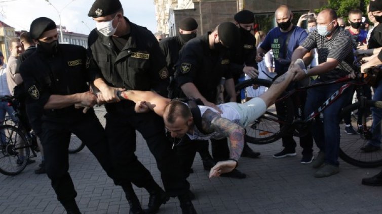  Най-малко 80 арестувани на протест в Минск