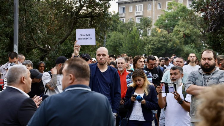 Протестиращи, искащи оставката на Митов, затвориха ,,6-ти септември“ и ,,Генерал Паренсов“