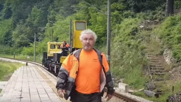 Служител на железниците нападна снимащ влака турист