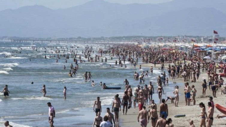 Италианците изпълниха плажовете без дистанция и без маски