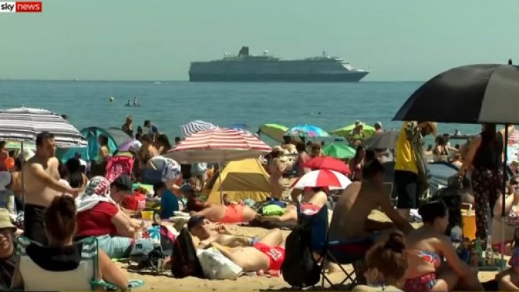 Препълнен плаж: Британците забравиха социалната дистанция