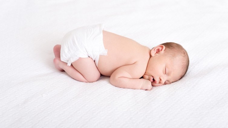 Експерти: Трябва да питаме бебетата за разрешение, преди да сменим памперсите им...