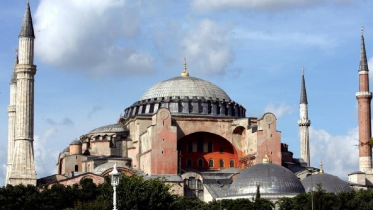 Предвещава ли превръщането на "Св. София" в джамия краят на Европа?