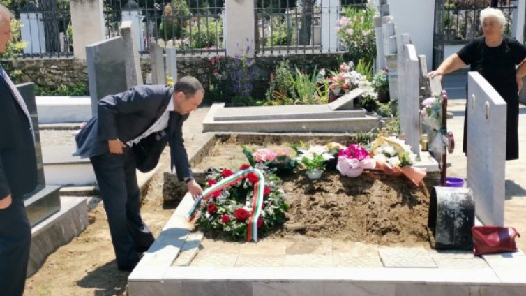 Посланикът ни в Скопие положи венец на гроба на Спаска Митрова