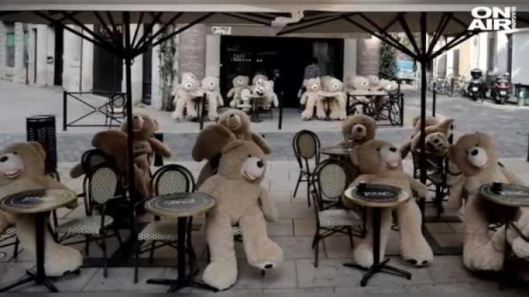 В кафене в Бордо спазват дистанция с плюшени мечета