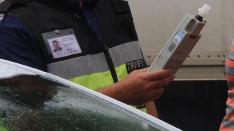 Поставен под карантина кара кола с близо 2 промила алкохол