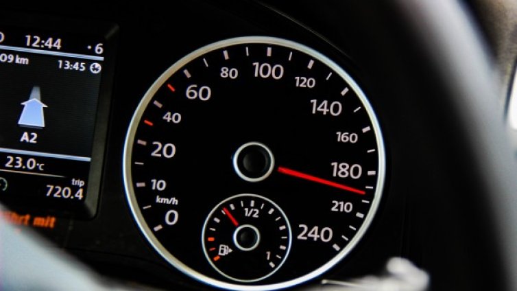 Издирват жена, "летяла" с 200 км/ч по пътя Пазарджик-Пловдив