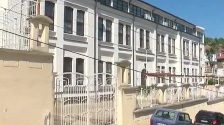 Само най-близките на заразения абитуриент са под карантина