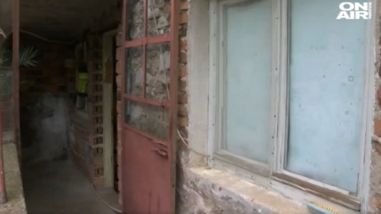 Криминално проявени пребиха жена за 13 лв. и буркан с орехи