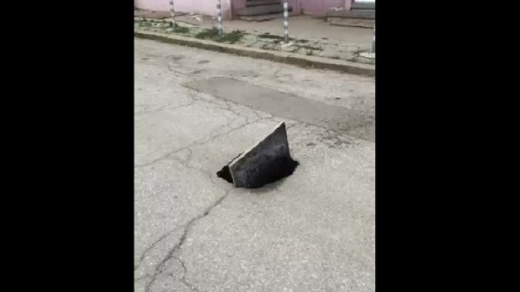 Голяма дупка на столична улица, а под асфалта - тече вода 