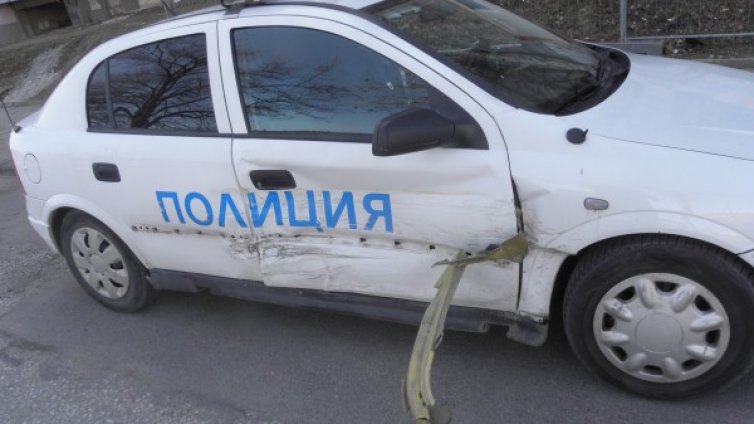 Младеж хвърли стол по патрулка, укрива се дни от полицията